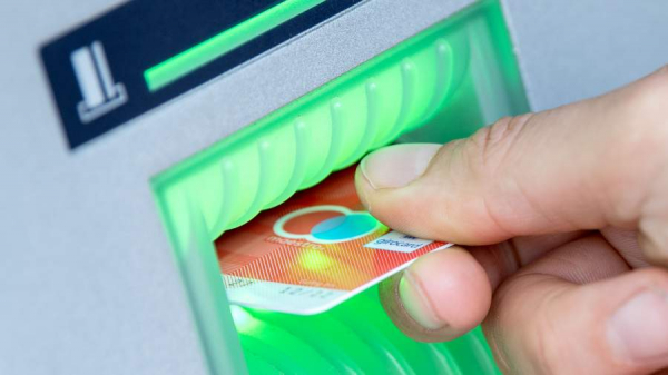 Банки допустили начало оформления карт в банкоматах
