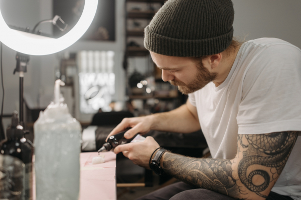 Свой бизнес в кризис: можно ли заработать на татуировках и что для этого нужно?