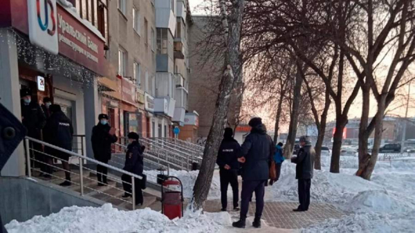 Двое вооруженных людей ограбили банк в Екатеринбурге
