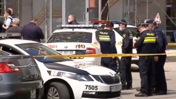 Напавший на банк в Тбилиси удерживает одного заложника
