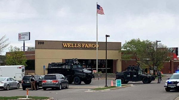 Грабители банка в штате Миннесота взяли в заложники сотрудников
