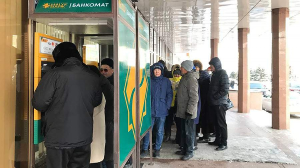 Граждан Казахстана освободят от штрафов и пени по займам на фоне ЧП
