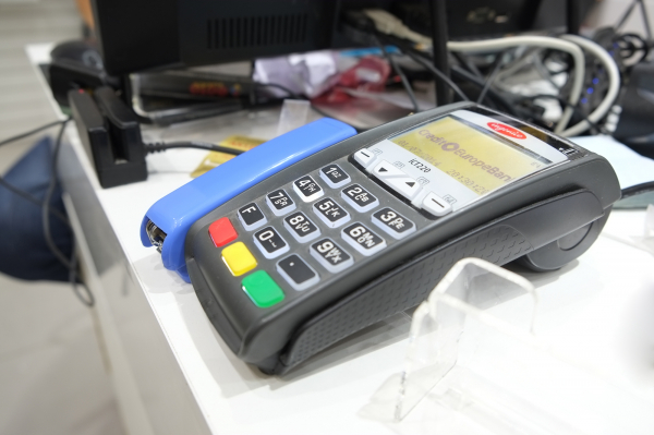 Как платить дебетовой, кредитной и виртуальной картой в магазине и через интернет?