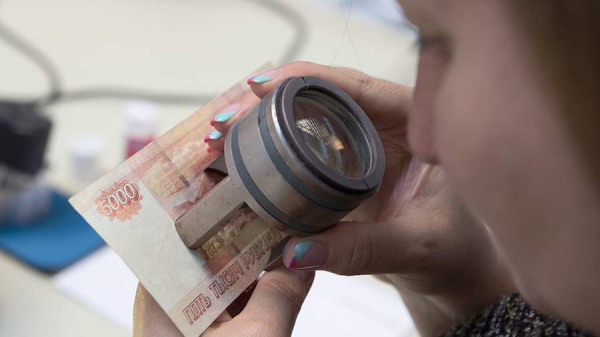 Эксперт перечислила способы определения фальшивых банкнот
