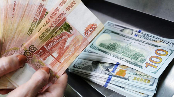 Аналитик назвала причины оттока денег россиян с депозитов
