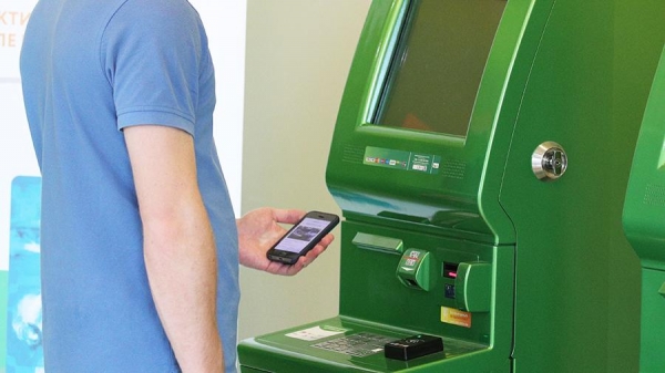 В России переоборудуют банкоматы для клиентов без карт
