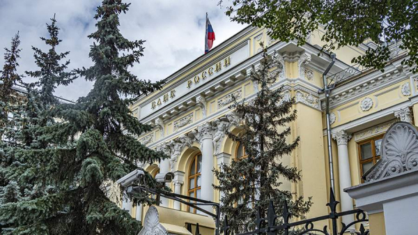 ЦБ хочет обязать банки предлагать россиянам кредит без допуслуг
