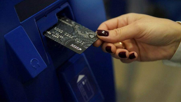 Россияне оформили рекордное за 10 лет число банковских карт
