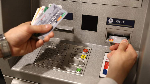 Банки в России нарастили выдачу кредитных карт почти на 40%
