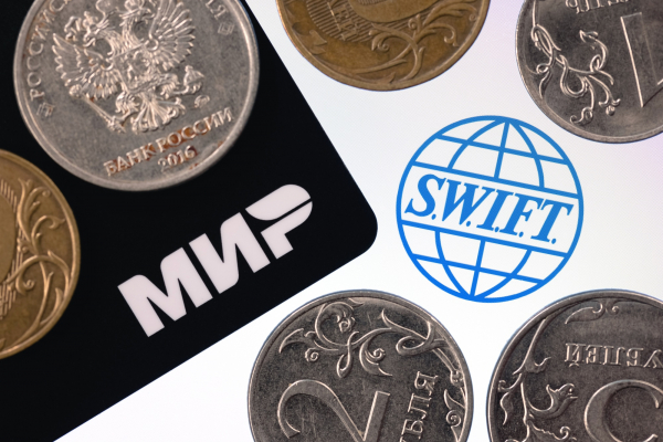 SWIFT, на карту или через почту: как лучше отправить деньги за границу? И к какому переводу не будет претензий у налоговой?