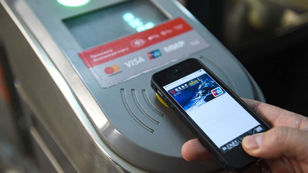 Эксперты оценили внедрение банками оплаты Union Pay через смартфон
