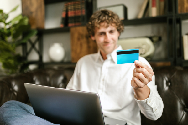 Можно ли пользоваться кредитной картой для хранения денег: условия, особенности и примеры