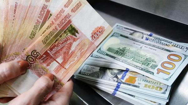 Банки начали продавать доллары по 100 рублей
