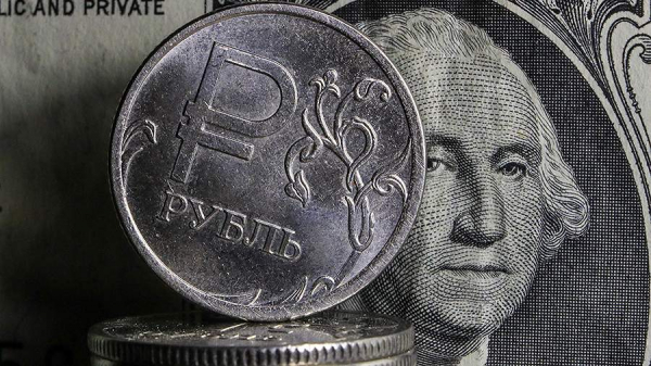 Эксперты допустили падение рубля в случае введения санкций США
