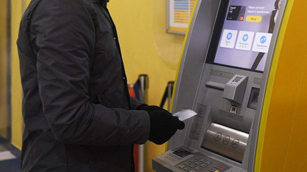 В «Тинькофф» опровергли информацию о невозможности снять валюту в банкоматах
