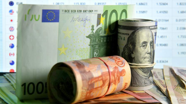 Эксперты рассказали о повышении спроса на наличные доллары и евро
