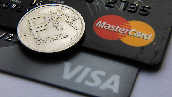 Россияне пожаловались на сложности при оплате бессрочными картами Visa и Mastercard
